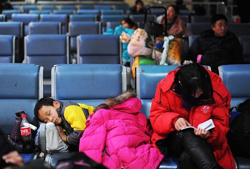 1月30日凌晨,旅客在哈爾濱火車站候車室休息等待。 當(dāng)日,2010年全國(guó)鐵路春運(yùn)拉開帷幕。為期40天的鐵路春運(yùn)預(yù)計(jì)將發(fā)送旅客2.1億人次,同比增加1820萬(wàn)人次,增長(zhǎng)9.5%,日均525萬(wàn)人次。 新華社記者王建威攝