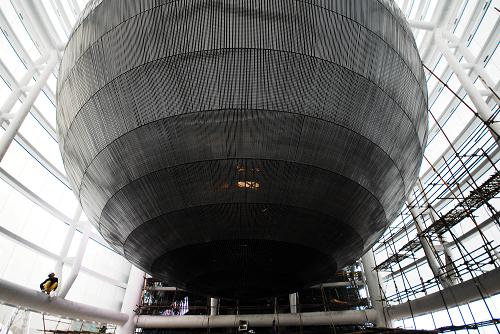 3月7日,世博會臺灣館內(nèi)巨型LED球幕開始進(jìn)行燈光調(diào)試。 近日,2010年上海世博會臺灣館進(jìn)入最后設(shè)備調(diào)試階段,預(yù)計3月底完成展示工程,4月啟動試運(yùn)營。據(jù)介紹,臺灣館以“山水心燈——自然、心靈、城市”為參展主題,展館以透明的巨型玻璃“天燈”為建筑主題,內(nèi)設(shè)有巨型LED球幕等。 新華社發(fā)