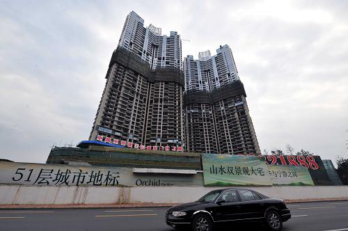 這是深圳一處在建商品房(3月9日攝)。 世聯(lián)地產(chǎn)對(duì)深圳市規(guī)劃國(guó)土委發(fā)布數(shù)據(jù)的追蹤統(tǒng)計(jì)顯示,2月份深圳新房成交面積環(huán)比下跌七成多,而二手房的成交面積也下跌了四成以上。世聯(lián)地產(chǎn)分析師認(rèn)為,2月份深圳一手房市場(chǎng)呈“供小銷大”“供不應(yīng)求”“量跌價(jià)升”的發(fā)展態(tài)勢(shì);二手房市場(chǎng)則呈現(xiàn)出“量跌價(jià)升”的態(tài)勢(shì)。 新華社記者陳曄華攝