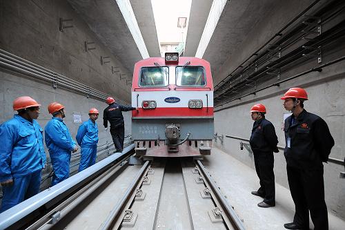 4月12日,中鐵一局2標(biāo)段項目部的工作人員準(zhǔn)備開行列車對工程進(jìn)行自檢考評。 近日,由中鐵一局承建的北京軌道交通大興線工程軌道安裝2標(biāo)段項目提前5個月完工,進(jìn)入最后的聯(lián)調(diào)聯(lián)試階段。據(jù)介紹,中鐵一局在該標(biāo)段的施工中使用機械鋪軌代替人工散鋪工藝,使工程日進(jìn)度由6米提高到50至75米。 新華社記者 何俊昌 攝