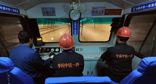 4月12日,中鐵一局2標(biāo)段項目部的工作人員在對工程進(jìn)行自檢考評。新華社記者 何俊昌 攝