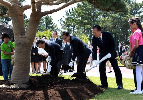 5月30日,中國(guó)國(guó)務(wù)院總理溫家寶在韓國(guó)濟(jì)州島出席中日韓三國(guó)青少年“展望2020”祈愿活動(dòng)。這是三國(guó)領(lǐng)導(dǎo)人共同植樹(shù)。 新華社記者 龐興雷 攝