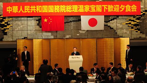 5月30日晚,中國國務(wù)院總理溫家寶在東京出席日中友好七團(tuán)體和僑界四團(tuán)體聯(lián)合舉行的晚宴并講話。 新華社記者 季春鵬 攝