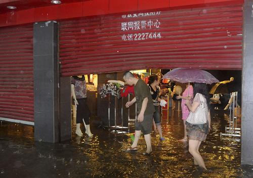 7月17日,四川南充市一些臨街店鋪浸水嚴重。新華社發(fā)(成潮生 攝)