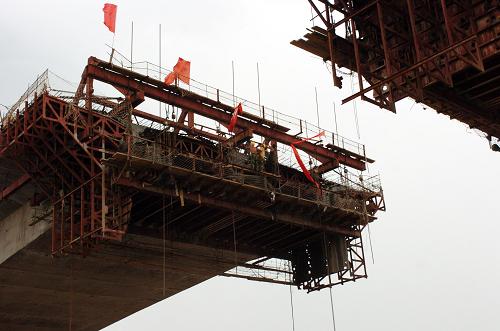 這是正在建設(shè)中的吳忠黃河公路大橋(7月15日攝)。 吳忠黃河公路大橋是寧夏黃河段的第11座公路大橋,項(xiàng)目起點(diǎn)為省道101線與早元路交叉點(diǎn),跨越黃河,終點(diǎn)為青銅峽市小壩城區(qū)南環(huán)路與東環(huán)路交叉點(diǎn),全長(zhǎng)8.332公里,于2008年11月18日開(kāi)工建設(shè),計(jì)劃2010年10月建成通車。目前,大橋建設(shè)順利,已完成主橋工程量的85%。 新華社記者 覃海石 攝