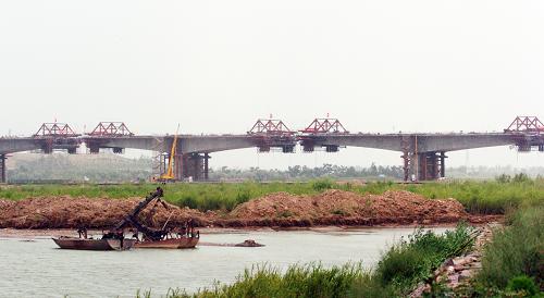 這是正在建設(shè)中的吳忠黃河公路大橋(7月15日攝)。新華社記者 覃海石 攝