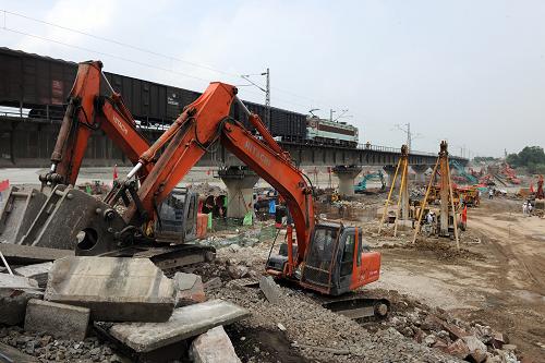8月24日,施工機(jī)械在寶成鐵路石亭江大橋南岸拆除舊橋基礎(chǔ)。新華社發(fā)(張長(zhǎng)明 攝)
