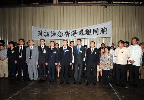 8月25日,中國駐菲律賓大使館工作人員與遇難游客家屬、部分幸存游客、菲律賓政府官員等在馬尼拉國際機場參加悼念活動。 當(dāng)日下午,香港赴菲律賓處理人質(zhì)事件的包機搭載全部遇難者遺體返回香港。遇難游客家屬、部分幸存游客、香港特區(qū)赴菲律賓工作組隨機返回香港。 新華社記者黃本強攝