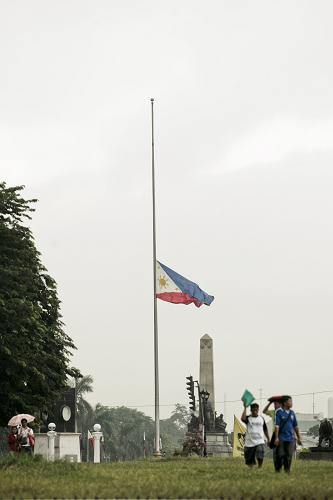 8月25日,在菲律賓首都馬尼拉的黎剎公園,菲律賓國旗降半旗,悼念在馬尼拉遇難的中國香港游客。新華社發(fā)(法布里加爾攝)