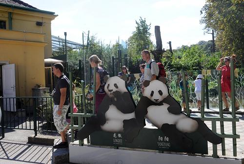 8月25日,游客從奧地利首都維也納美泉宮動(dòng)物園大熊貓館外走過(guò)。為了保證大熊貓幼仔不受打擾,動(dòng)物園已經(jīng)關(guān)閉了大熊貓館。新華社記者徐亮攝