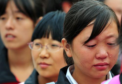 8月28日,在舟曲縣城東出口一小廣場(chǎng),高三6班的姚彩娟在排隊(duì)等候時(shí)想起遇難的妹妹,傷心不已。新華社記者 梁強(qiáng) 攝