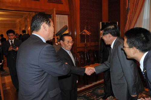 9月3日,在朝鮮首都平壤,中國駐朝鮮大使劉洪才(右二)歡迎前來參加紀(jì)念中國人民抗日戰(zhàn)爭勝利65周年招待會(huì)的朝方代表。新華社記者姚西蒙攝