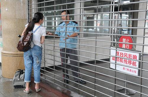 9月20日,旅客在廈門(mén)鼓浪嶼碼頭詢問(wèn)廈鼓航線停航情況。新華社記者 張晨岑 攝