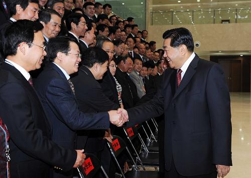 9月21日,中共中央政治局常委、全國政協(xié)主席賈慶林在北京出席中央組織部、中央黨校、國家民委共同舉辦的省部級領(lǐng)導(dǎo)干部民族工作專題研討班結(jié)業(yè)式并發(fā)表講話。這是結(jié)業(yè)式開始前,賈慶林會見研討班學員。 新華社記者 饒愛民 攝