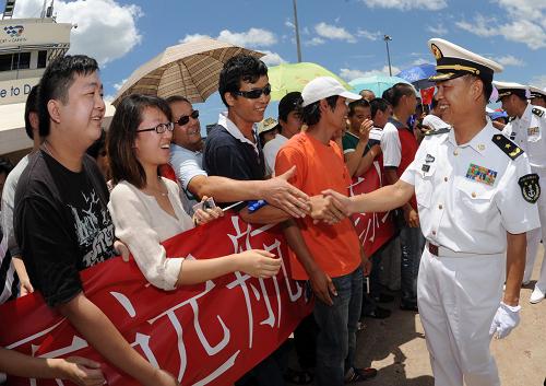 10月3日,澳大利亞華僑華人在達爾文港歡迎前來訪問的中國海軍官兵。新華社發(fā)(胡嘉攝)