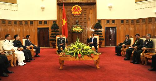 10月11日,在越南河內(nèi)的總理府,越南政府總理阮晉勇(右四)會(huì)見(jiàn)中國(guó)國(guó)務(wù)委員兼國(guó)防部長(zhǎng)梁光烈(左四)。 新華社記者黃曉勇攝