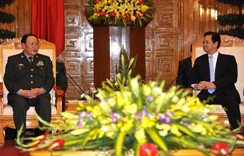 10月11日,在越南河內(nèi)的總理府,越南政府總理阮晉勇(右)會(huì)見(jiàn)中國(guó)國(guó)務(wù)委員兼國(guó)防部長(zhǎng)梁光烈。 新華社記者黃曉勇攝