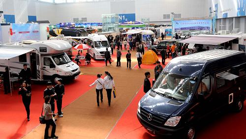 10月14日,觀眾在參觀房車展區(qū)。新華社記者 劉海峰 攝