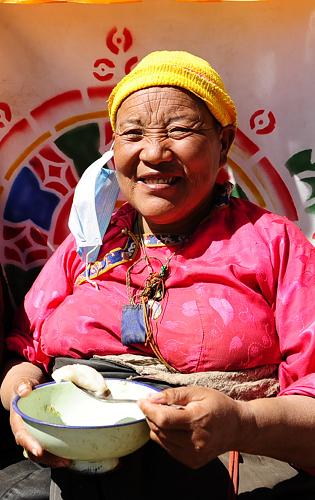 10月15日,居住在青海省玉樹(shù)藏族自治州新寨敬老院的61歲老人才仁卡正在品嘗她和志愿者一起包的水餃。 當(dāng)日,來(lái)自進(jìn)德公益社會(huì)服務(wù)中心的志愿者們帶著自己購(gòu)買的面粉、蔬菜、羊肉等來(lái)到玉樹(shù)州新寨敬老院,和孤寡老人一起包水餃,迎接重陽(yáng)節(jié)。 新華社記者 張宏祥 攝