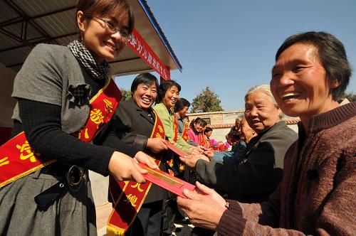 10月15日,在河北省內(nèi)丘縣金店鎮(zhèn)大辛莊村,幾位婆婆為獲獎(jiǎng)兒媳婦頒發(fā)榮譽(yù)證書(shū)。 當(dāng)日,河北省金店鎮(zhèn)大辛莊村開(kāi)展“孝敬公婆好兒媳”表彰活動(dòng),村里400多名農(nóng)家兒媳參加活動(dòng),評(píng)選出了20名孝敬公婆的好兒媳,弘揚(yáng)尊老敬老的傳統(tǒng)美德。 新華社發(fā)(黃濤 攝)