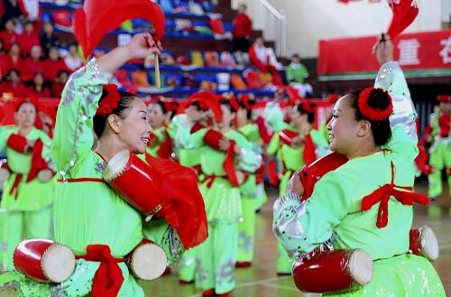 10月15日,山西臨汾市的中老年市民在健身展示慶重陽(yáng)活動(dòng)現(xiàn)場(chǎng)表演花鼓。 當(dāng)日,山西省臨汾市舉辦中老年千人健身展示慶重陽(yáng)活動(dòng),來(lái)自全市11個(gè)街道辦事處的1700余名中老年人參加活動(dòng),以健康的姿態(tài)、飽滿的精神狀態(tài)展示風(fēng)采,歡度重陽(yáng)佳節(jié)。 新華社發(fā)(閆銳鵬 攝)