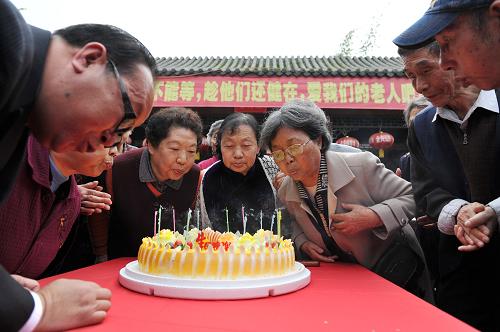 10月15日,福利院的老人們一起吹蠟燭。 當(dāng)日,重慶市第一福利院的50名老人來(lái)到美心洋人街風(fēng)景區(qū),登“長(zhǎng)城”、吃壽糕、唱紅歌,與景區(qū)員工提前度過(guò)一個(gè)歡樂(lè)、溫馨的重陽(yáng)節(jié)。 新華社記者 陳誠(chéng) 攝