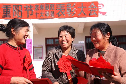 10月15日,河南省博愛(ài)縣陽(yáng)廟鎮(zhèn)北西尚村剛評(píng)選出的3位“孝星”相互交流敬老心得。 重陽(yáng)節(jié)到來(lái)之際,河南省博愛(ài)縣陽(yáng)廟鎮(zhèn)北西尚村計(jì)生協(xié)會(huì)協(xié)同全體黨員、村組干部和村民代表經(jīng)過(guò)層層推選,評(píng)選出“十大孝星”和男女各“十大壽星”。“老壽星、好孝星”評(píng)選活動(dòng)在北西尚村已經(jīng)舉辦了18年,通過(guò)開(kāi)展評(píng)選和表彰活動(dòng),該村尊老、敬老、愛(ài)老、助老蔚然成風(fēng)。 新華社發(fā)(程全 攝)