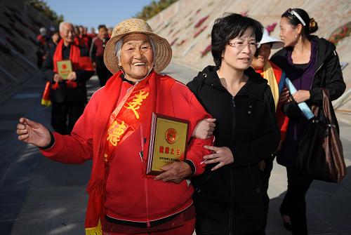 10月15日,獲得“五星”老人稱號的老年人參加游園活動。 在重陽節(jié)到來之際,寧夏敬老愛老志愿服務(wù)活動在銀川市森林公園舉行,主辦方組織50位獲得“美德之星”“健康之星”“和諧之星”“奉獻(xiàn)之星”“人才之星”稱號的“五星”老人進(jìn)行游園活動,讓老年人以健康、快樂的方式迎接節(jié)日。 新華社記者 王鵬 攝