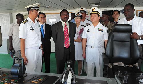 10月15日,肯尼亞副總統(tǒng)穆西約卡(左四)參觀中國海軍“和平方舟”號(hào)醫(yī)院船。 當(dāng)日,肯尼亞副總統(tǒng)穆西約卡參觀中國海軍“和平方舟”號(hào)醫(yī)院船。10月13日,中國海軍“和平方舟”號(hào)醫(yī)院船抵達(dá)肯尼亞蒙巴薩港,開展醫(yī)療服務(wù)工作。這是中國海軍“和平方舟”號(hào)醫(yī)院船首次赴國外執(zhí)行巡診及醫(yī)療服務(wù)任務(wù)。 新華社記者趙穎全攝