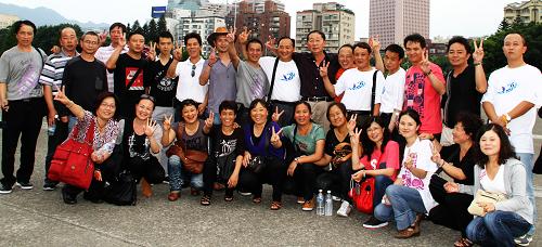 10月24日,脫困的大陸游客,來自云南個(gè)舊市自立礦業(yè)有限公司的員工脫困后繼續(xù)在臺(tái)北觀光。面對(duì)鏡頭,他們露出劫后余生的樂觀笑容。 當(dāng)日,脫困的云南大陸游客團(tuán)繼續(xù)在臺(tái)北101、孫中山先生紀(jì)念館等地旅游。其余脫困后的大陸游客團(tuán),或繼續(xù)留在臺(tái)灣完成游覽行程,或離開臺(tái)灣返回大陸。 新華社記者任沁沁攝
