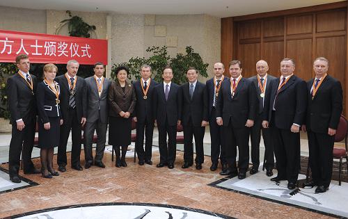 11月24日,正在俄羅斯進行正式訪問的中國國務(wù)院總理溫家寶在莫斯科向俄方人士頒發(fā)“中俄能源合作突出貢獻獎”和“中國語言文化貢獻獎”,感謝他們在上述領(lǐng)域作出的卓越貢獻。這是頒獎后,溫家寶與俄方獲得“中俄能源合作突出貢獻獎”的人士合影。 新華社記者 謝環(huán)馳 攝
