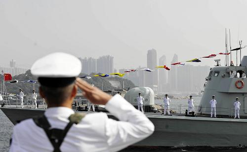 11月25日,哨兵向剛進(jìn)港的導(dǎo)航護(hù)衛(wèi)艦敬禮。 當(dāng)日,駐港部隊(duì)進(jìn)行第十三次建制單位輪換。25日零時(shí),新一批駐港部隊(duì)經(jīng)過落馬洲口岸進(jìn)入香港兵營(yíng);與此同時(shí),現(xiàn)駐港部隊(duì)眾多官兵打好行裝,準(zhǔn)備啟程。 新華社記者黃曉勇攝