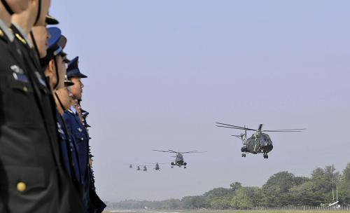 11月25日,在駐港部隊(duì)兵營(yíng),官兵們迎接剛到港的直升機(jī)。新華社記者黃曉勇攝