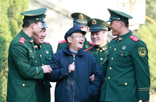 11月22日,武警安徽蕪湖支隊(duì)幾位即將退伍的老兵和駐地敬老院的老人聊天告別。多年來,武警蕪湖支隊(duì)官兵經(jīng)常到駐地社區(qū)敬老院開展獻(xiàn)愛心活動(dòng) 新華社發(fā)(廖福安 攝)