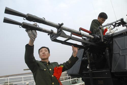 11月24日,即將退伍返鄉(xiāng)的遼寧邊防海警二支隊(duì)老兵馮明超和李成宇最后一次擦拭艇上的設(shè)備。新華社發(fā)(劉海東 攝)