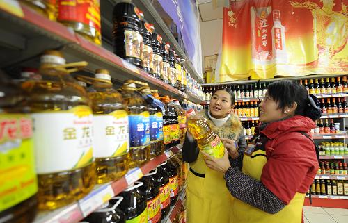 11月25日,一家超市的服務(wù)員正把貨物擺上架。新華社記者 覺果 攝