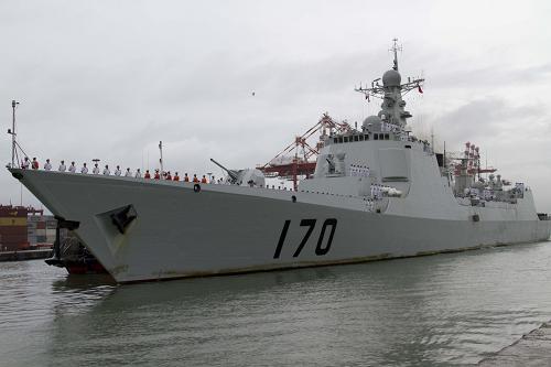 12月7日,中國海軍“蘭州”號導彈驅(qū)逐艦抵達斯里蘭卡首都科倫坡,參加斯海軍建軍60周年慶祝活動。 12月9日是斯里蘭卡海軍成立60周年,來自孟加拉國、中國、印度、巴基斯坦、韓國、俄羅斯和泰國的海軍艦艇將和斯里蘭卡海軍一起舉行一系列慶祝活動。 新華社記者陳占杰攝