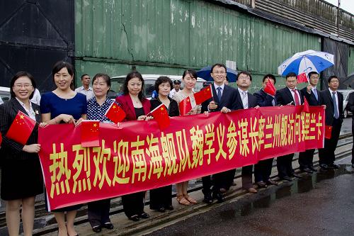 12月7日,在斯里蘭卡首都科倫坡,當?shù)厝A僑華人手持標語歡迎剛剛抵達的中國海軍“蘭州”號導彈驅(qū)逐艦。新華社記者陳占杰攝