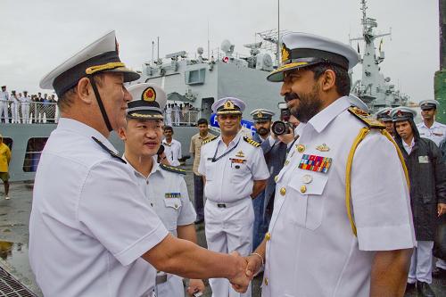 12月7日,斯里蘭卡海軍少將維杰古納拉特納(右)在剛剛抵達斯里蘭卡首都科倫坡的中國海軍“蘭州”號導彈驅(qū)逐艦的舷梯旁歡迎中國南海艦隊參謀長魏學義少將。新華社記者陳占杰攝