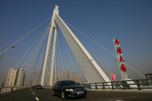 12月29日,車輛從寧波外灘大橋上駛過。新華社發(fā)(張培堅(jiān) 攝)