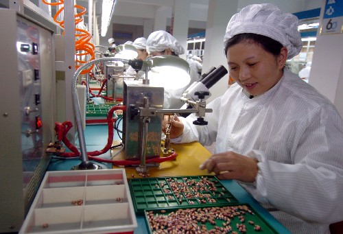 工人在位于三峽庫區(qū)忠縣的重慶金龍電子有限公司的微特馬達生產(chǎn)線上工作(12月14日攝)。 新華社記者 楊磊 攝