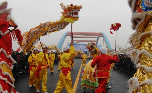 12月27日,浙江省嘉善縣楊廟鎮(zhèn)群眾舞龍慶祝三店塘大橋通車。 新華社發(fā)(王建超 攝)