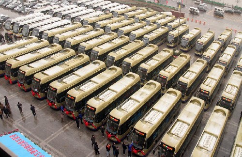 12月28日,天津舉行迎奧運(yùn)新型公交車投放運(yùn)營(yíng)儀式。 新華社發(fā)(張津道 攝)