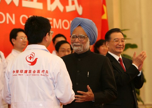 這是辛格為中國(guó)醫(yī)療隊(duì)員頒發(fā)榮譽(yù)證書。 新華社記者 龐興雷 攝