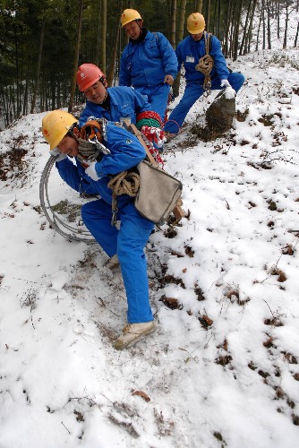1月25日,安徽寧國(guó)市供電公司云梯供電所員工冒雪在山區(qū)巡查線路。 新華社記者 王雷 攝