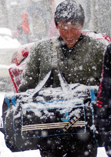 1月26日,乘客冒雪來(lái)到巢湖汽車(chē)站等車(chē)。 新華社發(fā)