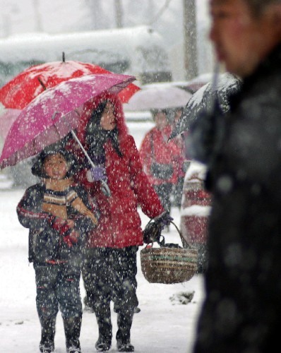 1月26日,乘客冒雪來(lái)到巢湖汽車(chē)站等車(chē)。 新華社發(fā)