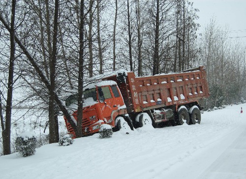 1月26日,一輛大貨車(chē)在合巢路巢湖廟集收費(fèi)站附近因路滑失控栽到路邊。 新華社發(fā)