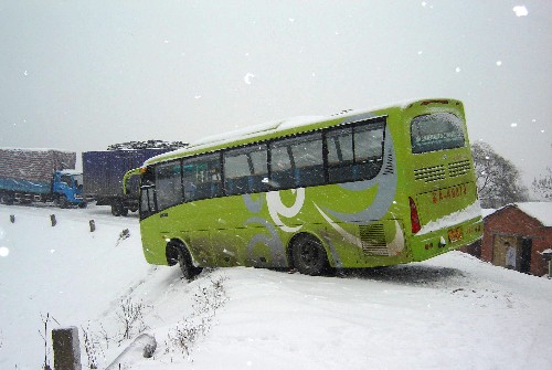 1月27日,一輛載客大客車(chē)由江蘇駛往安徽廬江,繞道行至巢湖市無(wú)為縣裕新路一彎道時(shí),因路面積雪濕滑,車(chē)輛失控險(xiǎn)些栽進(jìn)裕溪河,聞?dòng)嵹s到的交警立即組織施救并將乘客安全轉(zhuǎn)運(yùn)。 新華社發(fā)
