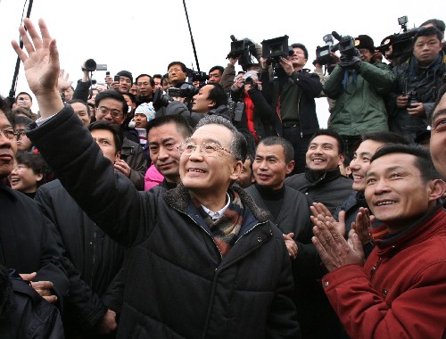 2月2日,中共中央政治局常委、國務院總理溫家寶在京珠高速公路郴州段看望滯留的貨車司機。溫家寶詳細了解貨車司機們的困難,并耐心向他們解釋情況,叮囑當地救助人員務必確保滯留司乘人員的物資供應和身體健康。 新華社記者 姚大偉 攝